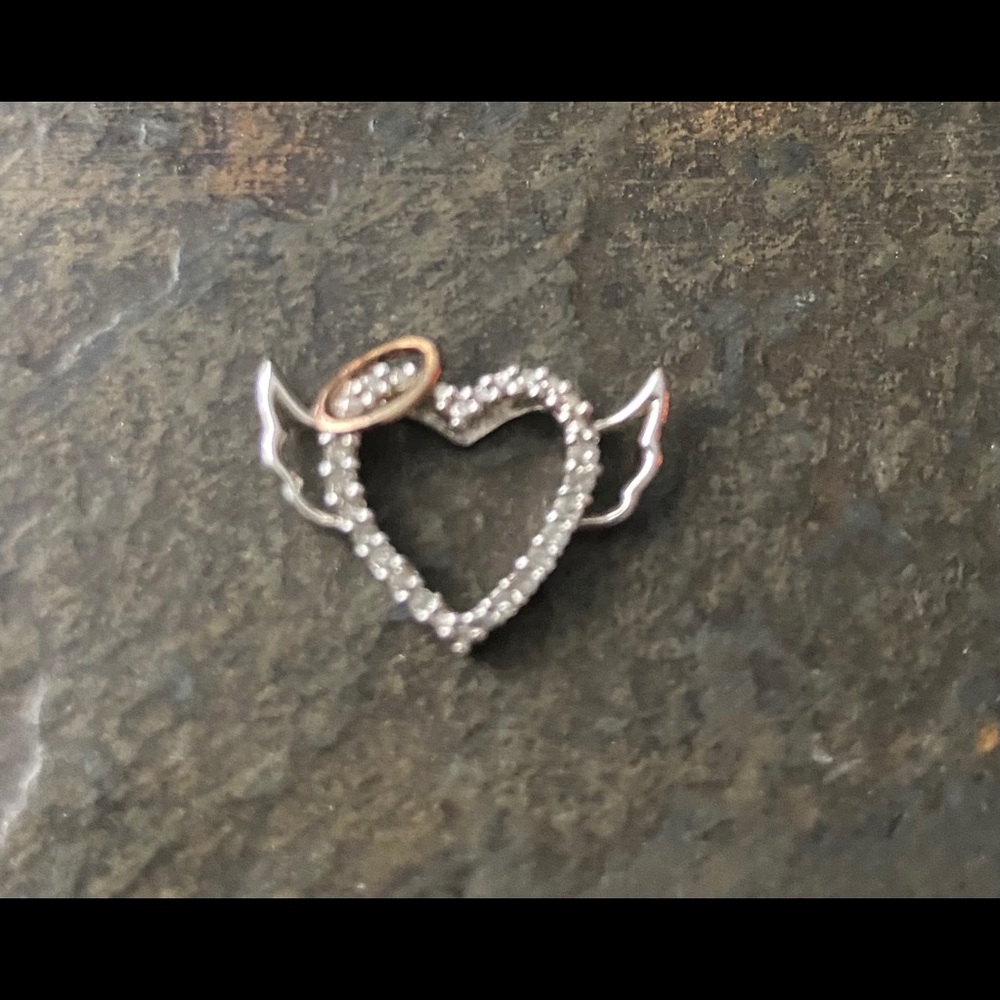 Pendant Heart shaped with wings -